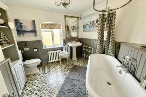 bedroom two en suite bathroom