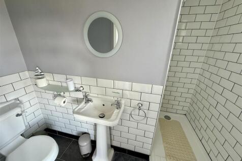 bedroom three en suite