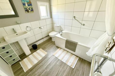 The Mooring - en suite bathroom