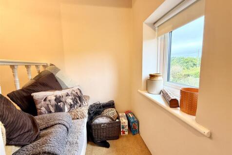 bedroom one window seat