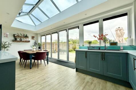 kitchen dining day room with roof lantern
