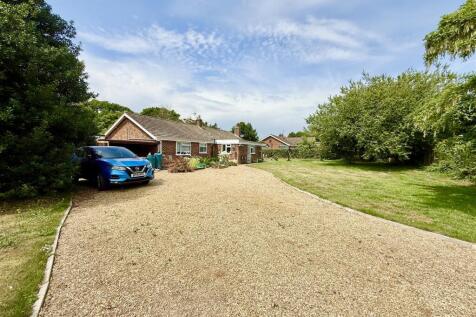 spacious driveway and grounds