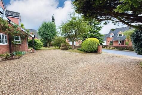 spacious driveway