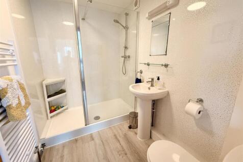 Daisy shower room
