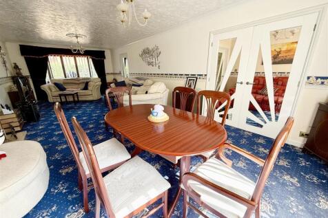 lounge dining