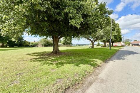 Stokesby village green