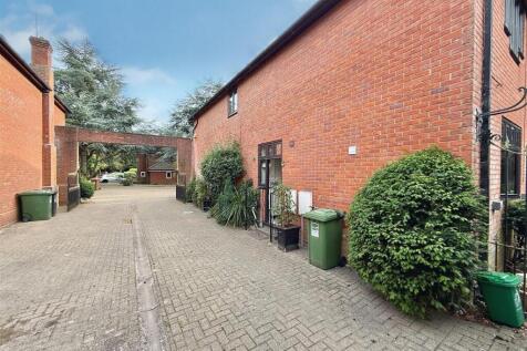 driveway to side
