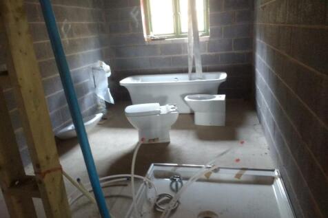 15 Main Bathroom.jpg