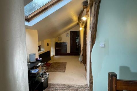FIRST FLOOR LANDING