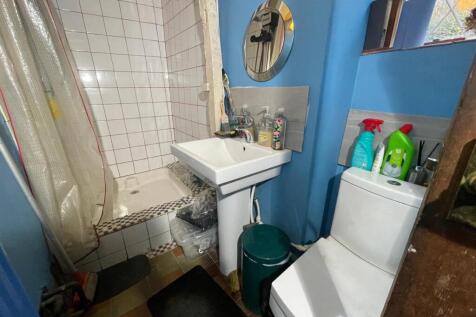 GROUND FLOOR SHOWER ROOM