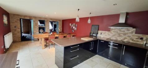 KITCHEN/FAMILY ROOM