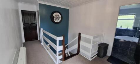 FIRST FLOOR LANDING