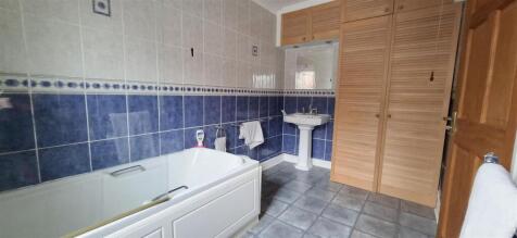 EN SUITE BATHROOM
