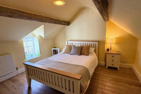 16 - Bedroom.jpg