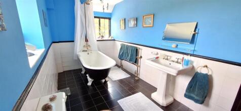 EN SUITE BATHROOM