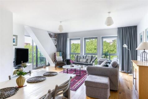 Sitting/Dining Area