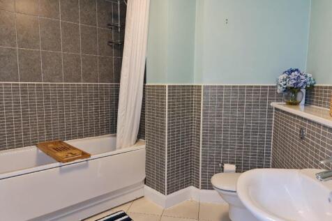 Main bathroom 