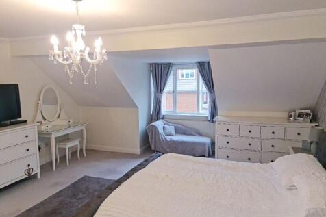 Side view main bedroom