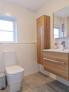 Main bedroom ensuite with shower 