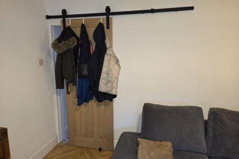 FEATURE SLIDING DOOR 