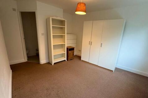 Main bedroom with en-suite 
