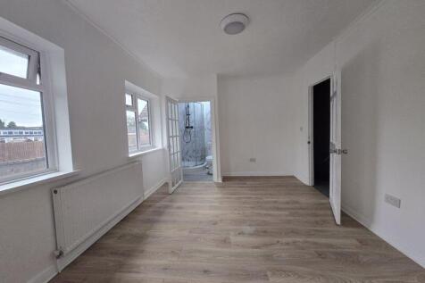 SIDE VIEW MAIN BEDROOM 