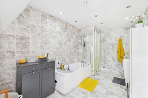 Bathroom (Flat 3)