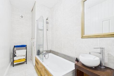 Bathroom (Flat 2)