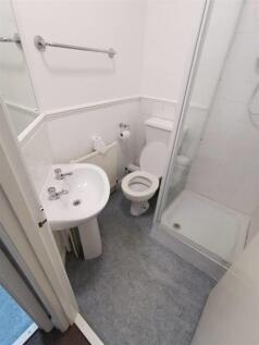 46 Bates shower room.jpg