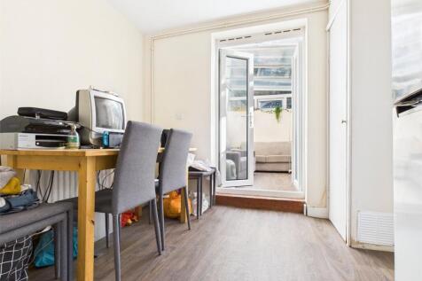 Lounge-Room-To-Rent