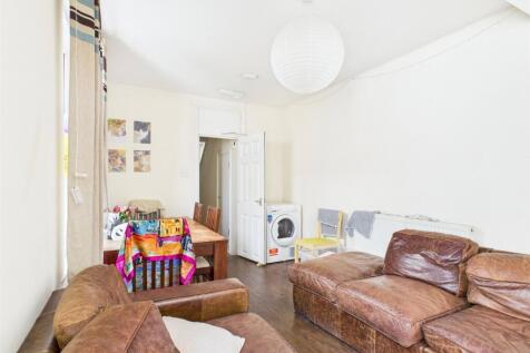 Lounge-Room-To-Rent