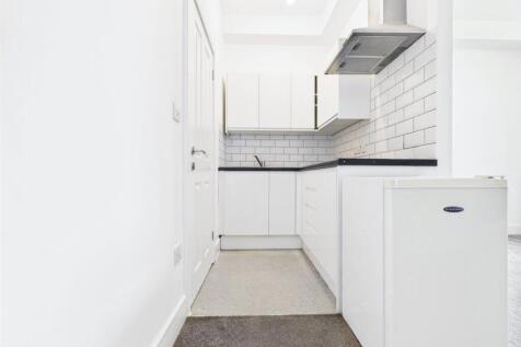 Studio Room: Kitchen