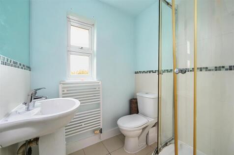 Family Bathroom 1.jpg