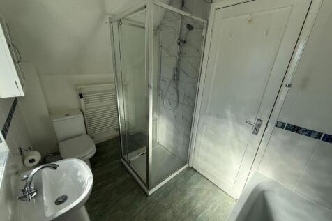 MAIN BATHROOM.jpg