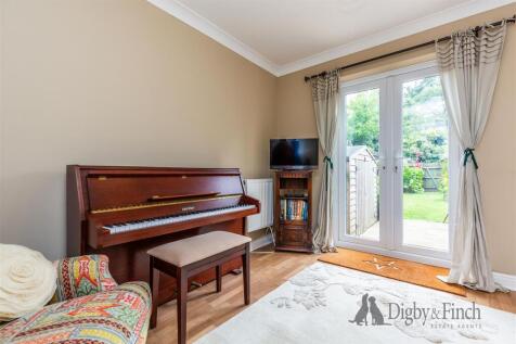 Shaftesbury Avenue, Upper Saxondale, Radcliffe on