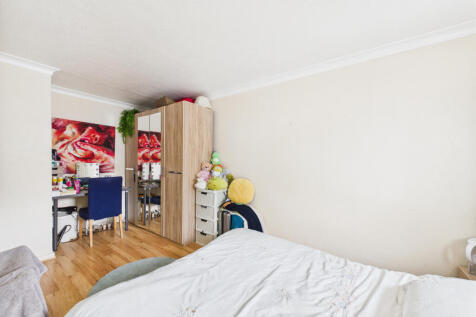 CAM05454G0-PR0033-STILL008