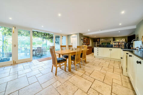 32&#39; Kitchen Dining Room