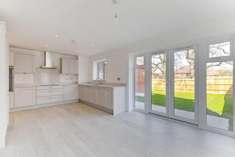 Open plan kitchen/  dining