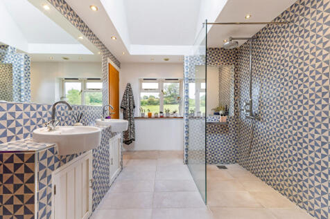 Ensuite to principal bedroom