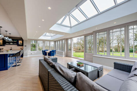 sitting/dining room area