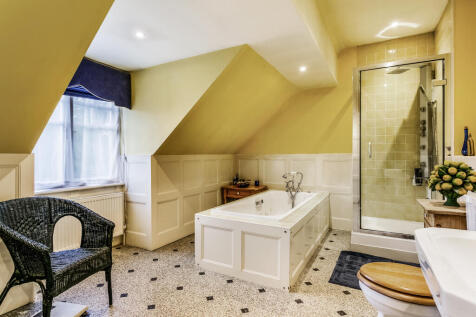 Main Ensuite Bathroom
