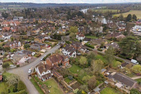 House and Garden with River Thames