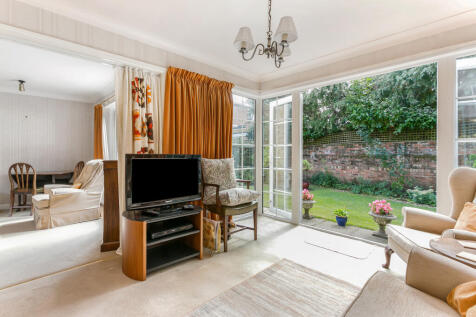 Snug/Dining Room