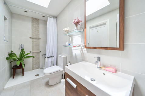 Downstairs Ensuite/Showeroom