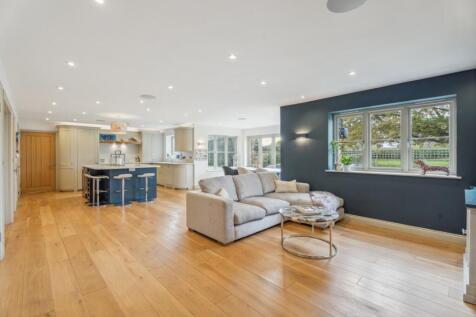 Open Plan Living to Kitchen