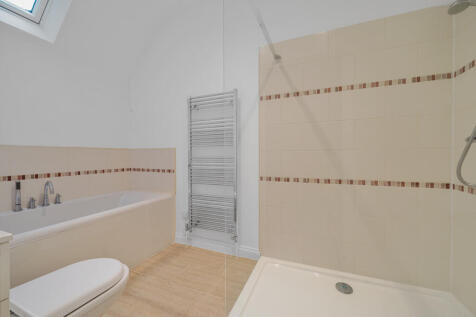 Guest Bedroom En Suite