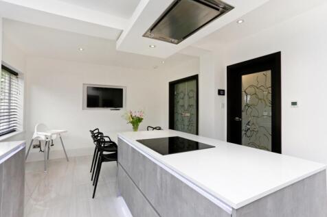 33 Bromet Close F...