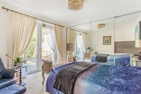 mai9n bedroom