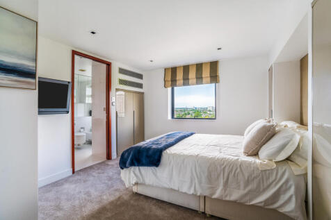 Bedroom with En-suite facilities)
