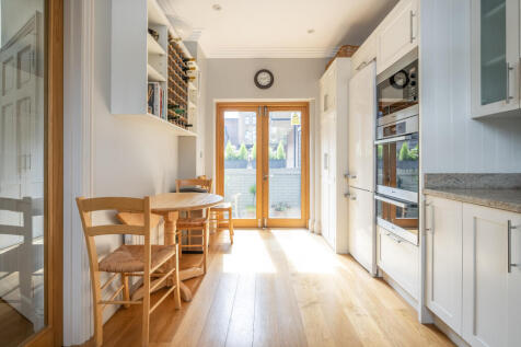 Bright Kitchen / Breakfast Room